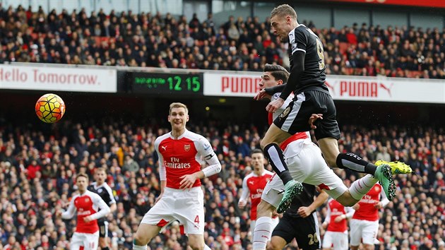 HVZDA LEICESTERU. Jamie Vardy v akci - jeho hlaviku ale Petr ech v brn Arsenalu chytil.