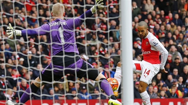 TAKHLE ARSENAL VYROVNAL. Theo Walcott uklidil do brny sklepnut Oliviera Girouda, Kasper Schmeichel se natahoval marn.