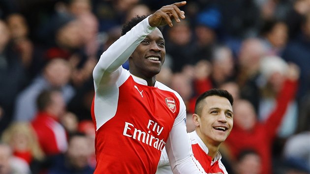 GRANDIZN NVRAT. Danny Welbeck se vrtil po zrann a jako stdajc hr rozhodl lgr mezi Arsenalem a Leicesterem.