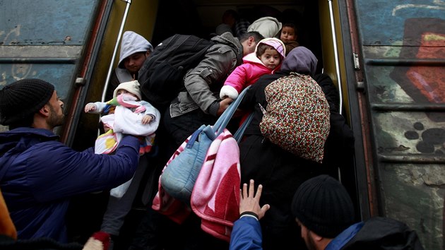 Uprchlci nastupuj do vlaku v Srbsku (14. nora 2016)