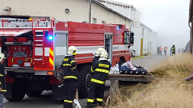 Ti jednotky profesionlnch hasi zasahuj v Buovicch na Vykovsku, kde po zcen zdn konstrukce unik do vzduchu plyn. Ilustran foto.