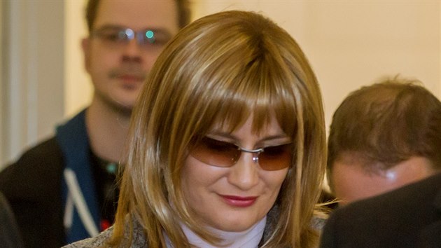Alena torkanov (dnes astn) u soudu v kauze Key Investments.
