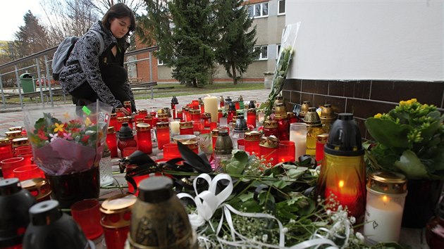 Před školou v Teplicích byly na památku zavražděné žákyně desítky svíček, vzkazů a plyšáků.