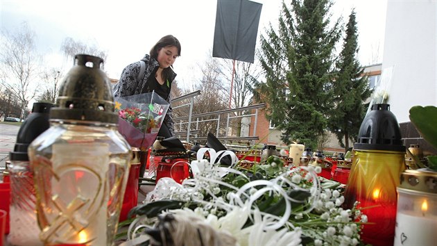 Před školou v Teplicích byly na památku zavražděné žákyně desítky svíček, vzkazů a plyšáků.