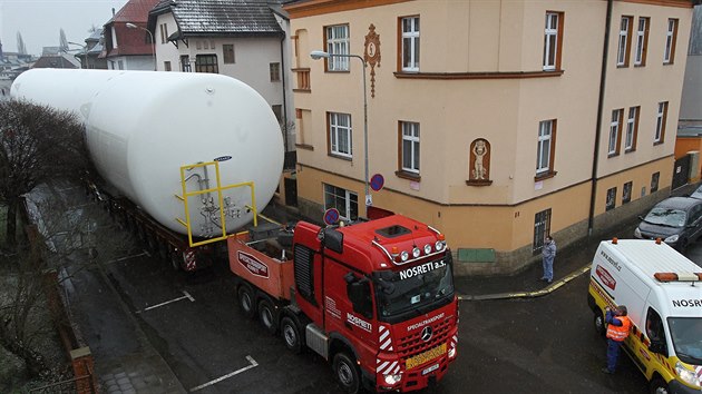 Z Děčína do Ústí převážel kamion obří zásobník na plyn, váží 260 tun. Souprava měla délku 67,2 metrů, výšku 7,55 metrů a šířku 5,8 metrů. 