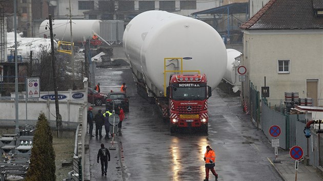 Z Děčína do Ústí převážel kamion obří zásobník na plyn, váží 260 tun. Souprava měla délku 67,2 metrů, výšku 7,55 metrů a šířku 5,8 metrů.