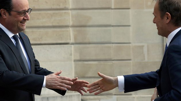 Francouzsk prezident Francois Hollande vt pedsedu Evropsk rady Donalda Tuska v Elysejskm palci v Pai (15. nora 2016)