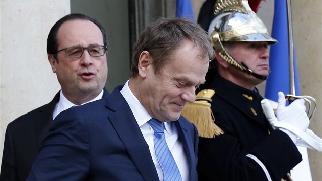Francouzsk prezident Francois Hollande a pedseda Evropsk rady Donald Tusk ped Elysejskm palcem v Pai (15. nora 2016)