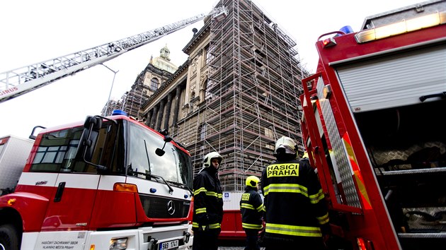 Na Václavské náměstí se krátce po půl druhé ráno sjeli všichni hasiči, kteří v Praze sloužili. Celkem tam zasahovalo na 150 hasičů z dvanácti profesionálních a osmi dobrovolných jednotek.. (12. února 2016)