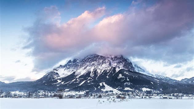 Podveern pohled na masiv Wintersteinu. Zugspitze se skrv za nm a nen ji odtud vidt. Na bo  se kr vesnice Ehrwald. Fotografovno z bkask stopy mezi Ehrwaldem a Lermoosem.