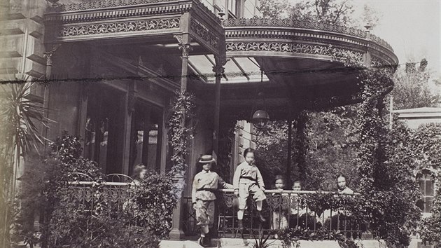 Baldachýn nad vstupem do vily Hochstätter
v Erdbergu (albuminová fotografie, po 1866)