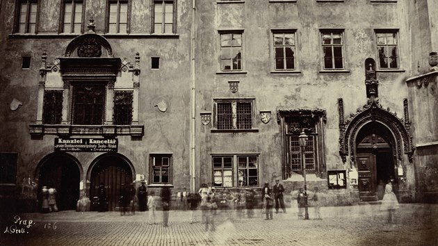 Jižní průčelí Staroměstské radnice po přestavbě (albuminová fotografie, 1864)