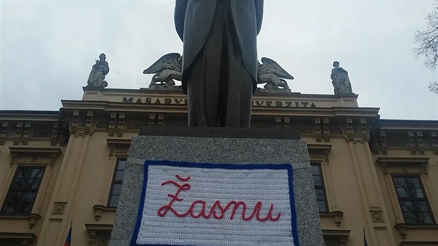 Na sochu Masaryka na Komenského náměstí v Brně někdo umístil transparent