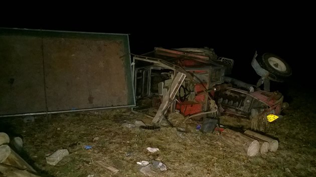 Na Rakovnicku se v lese pevrhl traktor naloen devem, idi nepeil (13. nora 2016).