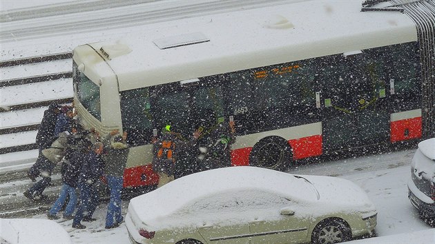 Cestujc museli vlastnmi silami uvst do pohybu autobus, kter ml kvli snhu na vozovce v Makovskho ulici v epch problm se rozjet.