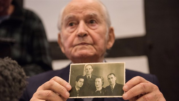 Peiv z Osvtimi Leon Schwarzbaum ukazuje fotografii, kter krom nj zachycuje i jeho rodie a strce. Vichni ti zahynuli v osvtimskm koncentranm tboe. (11. nora 2016)
