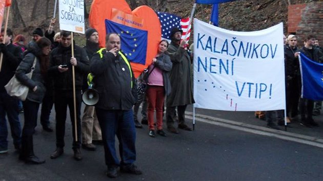 Z demonstrace na podporu premira Bohuslava Sobotky, vepedu na fotce svolavatel akce Tom Peszynski, kter se te sten omluvil za sv vulgarismy prezidentovi Miloi Zemanovi