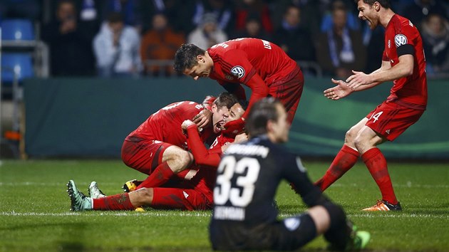 Fotbalist Bayernu se raduj z glu v utkn Nmeckho pohru v Bochumi.