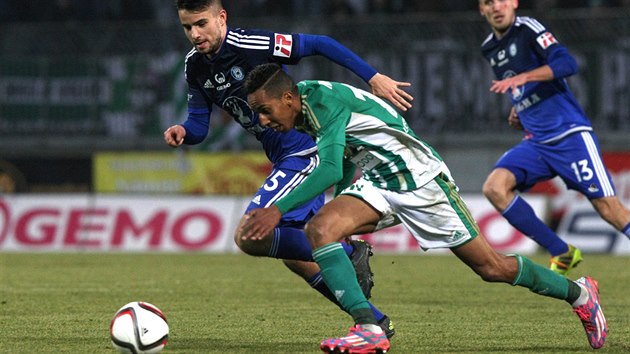 Jhon Mosquera z Bohemians 1905 se sna uniknout olomouckmu Martinu Hlovi.