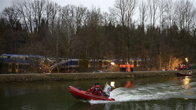 Srka vlak na trati nedaleko bavorskho msta Bad Aibling (10. nora 2016)