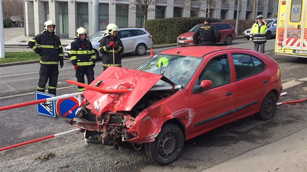 idi zkolaboval za volantem, naboural do zbradl a pi pevozu do nemocnice zemel (15.2.2016).