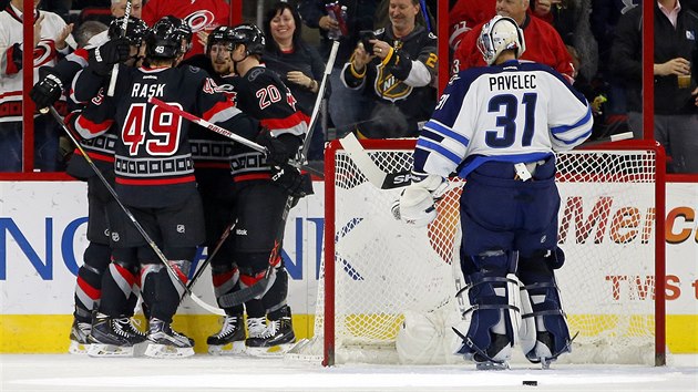 Brank Winnipegu Ondej Pavelec prv inkasoval a hokejist Caroliny mohou slavit.