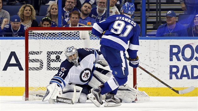 Steven Stamkos z Tampy Bay pekonv branke Winnipegu Ondeje Pavelce.