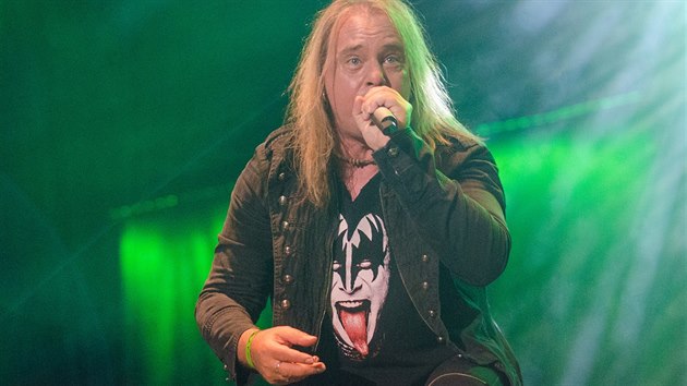 zpěvák kapely Helloween Andi Deris na festivalu Masters of Rock v roce 2014.