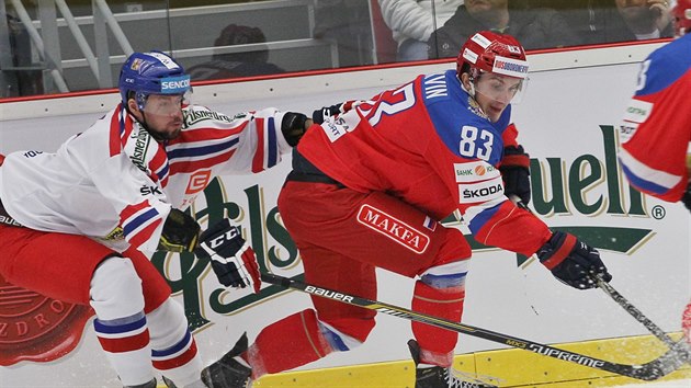 esk hokejista Robert Kousal (vlevo) se sna zastavit Vladimira Brjukvina.