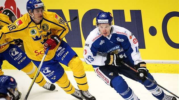 Finsk hokejista Mika Niemi (vpravo) se sna uniknout Johanu Sundstrmovi.