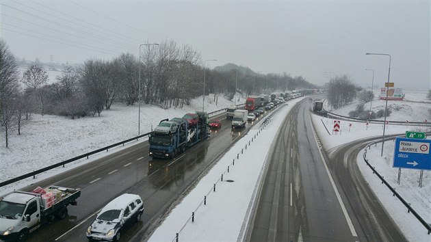 Dopravn situace na Praskm okruhu u sjezdu na Oech (17.2.2016)