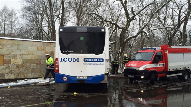 Ve Vlaimi idi autobusu dostal smyk a naboural do rodinnho domu (17.2.2016)