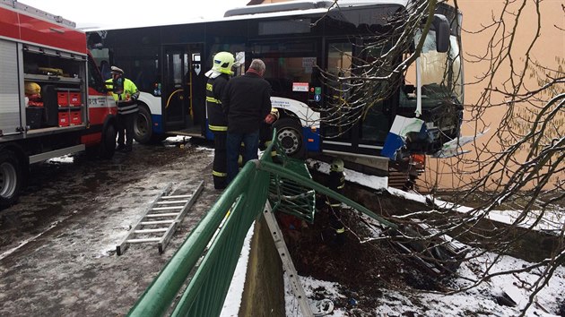 Ve Vlaimi idi autobusu dostal smyk a naboural do rodinnho domu (17.2.2016)