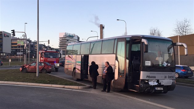 Tiadvacetilet idi se srazil s autobusem. Auto pevrtil na stechu a skonil s otesem mozku (18.2.2016)