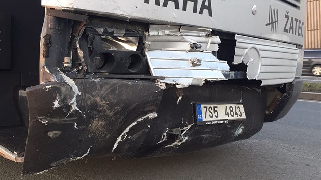 Tiadvacetilet idi se srazil s autobusem. Auto pevrtil na stechu a skonil s otesem mozku (18.2.2016)