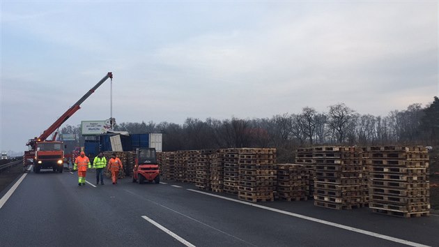 Na dlnici D8 nedaleko Klan se ti kilometry za Prahou pevrtil kamion s paletami (19.2.2016)