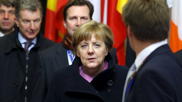 Nmecká kancléka Angela Merkelová opoutí budovu, ve které probíhá jednání...