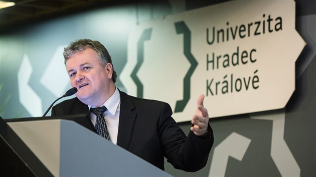 Akademick sent Univerzity Hradec Krlov nezvolil ani ve druhm kole rektora. Na snmku je jeden z kandidt na funkci rektora Martin Blek (10. nora 2016).