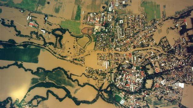 Leteck pohled na zatopenou Litovel na Olomoucku bhem povodn v ervenci 1997.