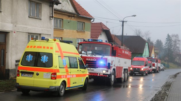 Čtyři jednotky hasičů zasahovaly u požáru domu v Malhoticích, uvnitř jedné ze dvou místností ležela mrtvá seniorka.