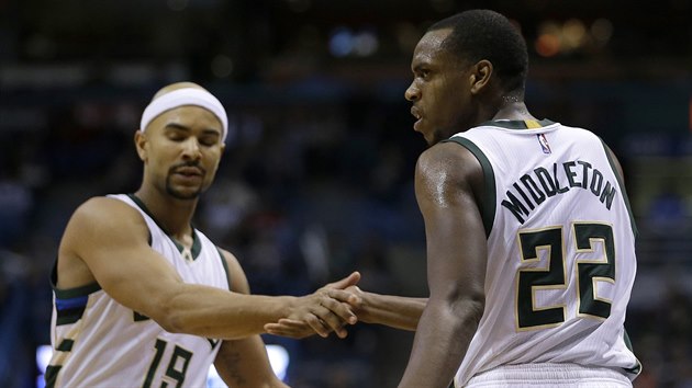 Khris Middleton (22) a Jerryd Bayless (19) z Milwaukee.