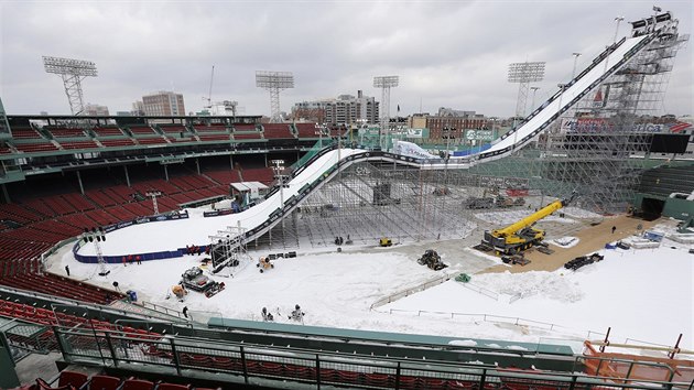 Mstek pro zvody Big Air, kter vyrostl na baseballovm stadionu Fenway Park v Bostonu a zastnil i zadn stnu stadionu, pezdvanou Green Monster.