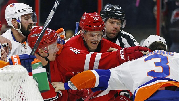 Do bitky mezi hráči Caroliny a NY Islanders se zapojil i Andrej Nestrašil, muž v červeném dresu s číslem 15.