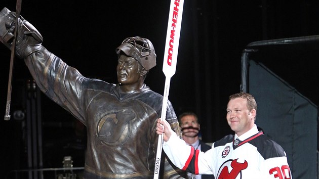 Martin Brodeur pózuje ped svou vlastní sochou, která stojí u haly New Jersey...