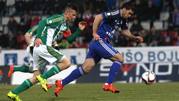 Olomouck tonk Aidin Mahmutovi (vpravo) utk s mem Danieli Krchovi z Bohemians.