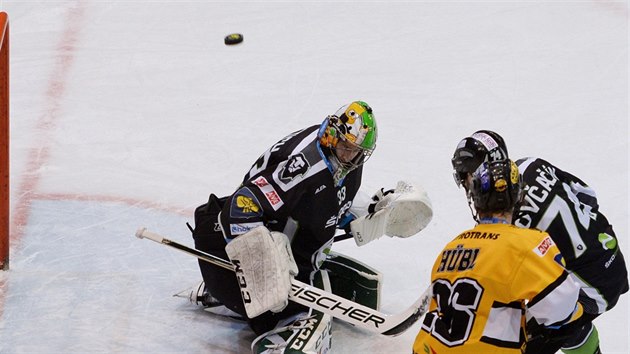 Boleslavsk glman David Rittich zasahuje v duelu s Litvnovem.