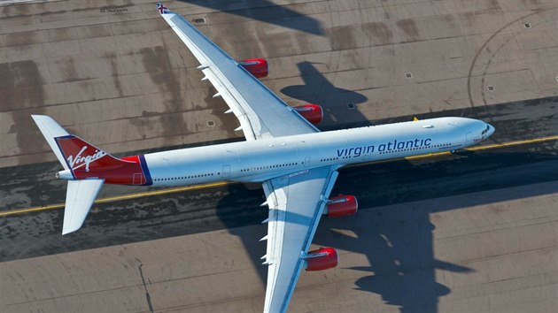 Airbus A340 spolenosti Virgin Atlantic na letiti Heathrow