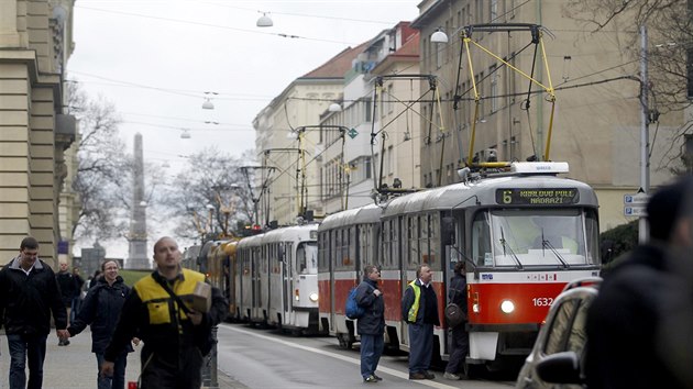 Nehoda ty aut zcela zablokovala dopravu v Husov ulici v centru Brna (10. 2. 2016).