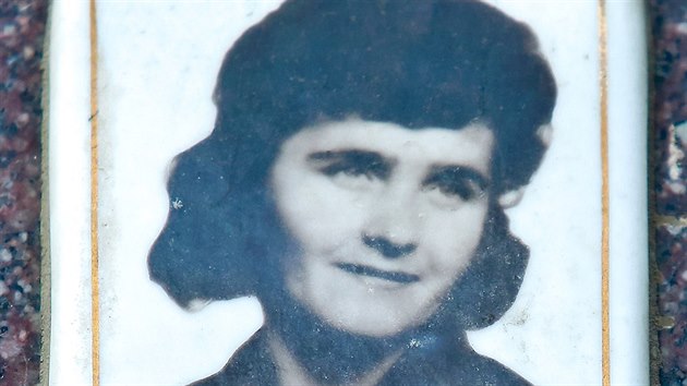 Trag�dii v Peka�sk� ulici v Brn� p�ipom�n� deska s fotkou Marie Barto�ov�.