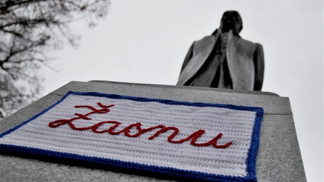 Na sochu T. G. Masaryka na Komenského náměstí v Brně někdo umístil transparent.